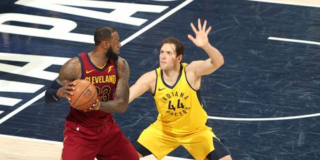 Bogdanović čuva LeBrona Jamesa (Foto: AFP)