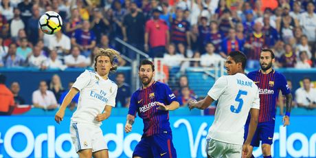 Luka Modrić i Lionel Messi (Foto: AFP)