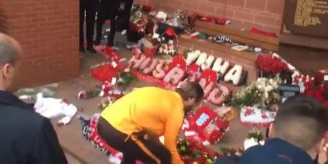 De Rossi polaže vijenac na spomenik Hillsborougha (Screenshot)