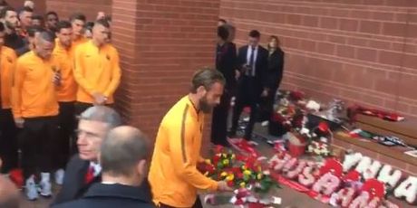 De Rossi i igrači Rome kod spomenika Hillsborough (Screenshot)