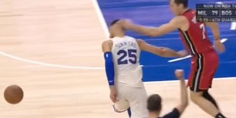 Dragić udara Simmonsa po glavi (Screenshot)