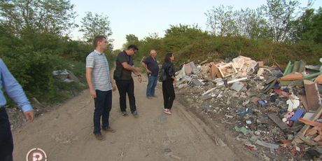 Građani su bijesni jer divlji deponiji još uvijek nije saniran (Foto: Dnevnik.hr) - 1