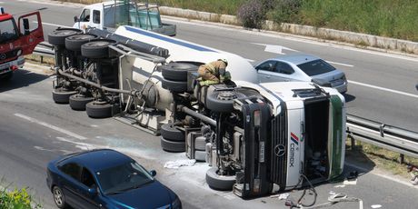 Prometni kolaps zbog prevrtanja kamiona na rotoru Bilice (Foto: Pixell)