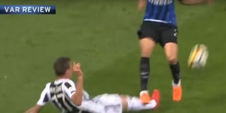 Brutalan start na Mandžukiću (Screen shot Youtube.com)