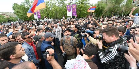 Nikola Pashinian u gomili prosvjednika (Foto: AFP)