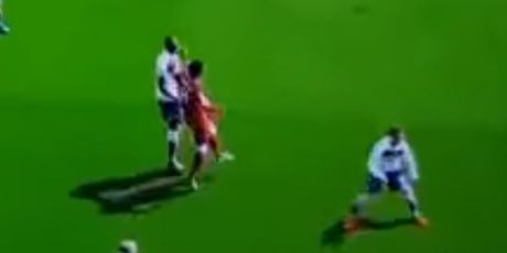 Salah pokušava udariti Martinsa (Screenshot)