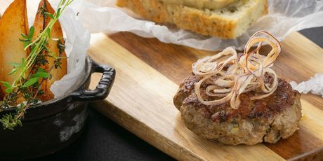 Janjeći burger u maramici masline krumpiri domaća focaccia krema od patlidžana