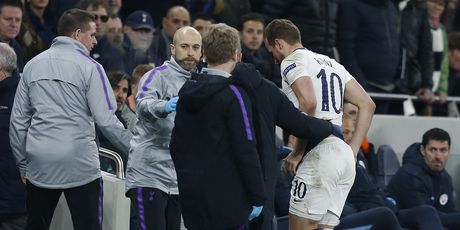 Harry Kane izlazi s travnjaka zbog ozljede (Foto: AFP)