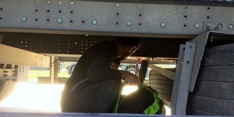 Migranti se skrivaju u dijelove kamiona (Foto: Uprava Carina RS) - 2