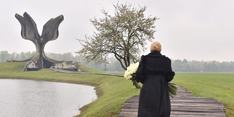 Kolinda Grabar-Kitarović u Spomen području Jasenovac (Foto: Ured predsjednice)