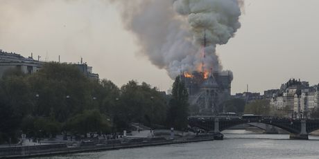 Crkva Notre-Dame u plamenu (Foto: FRANCOIS GUILLOT / AFP)