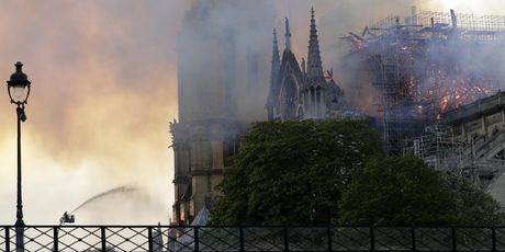 Crkva Notre-Dame u plamenu (Foto: Geoffroy VAN DER HASSELT / AFP)