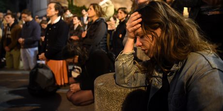 Parižani gledaju kako vatra guta katedralu (Foto: ERIC FEFERBERG / AFP)
