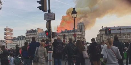 Prolaznici gledaju kako gori crkva Notre-Dame (Foto: Dnevnik.hr)
