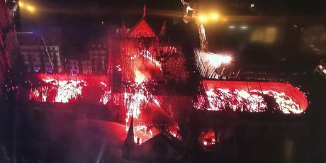 Snimka požara u katedrali Notre-Dame iz zraka (Foto: AFP)