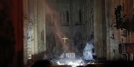 Prve snimke unutrašnjosti katedrale koju je zahvatio katastrofalan požar (Foto: AFP)