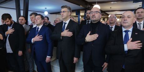 Brkić i Plenković stoje za vrijeme himne (Foto: Dnevnik.hr)
