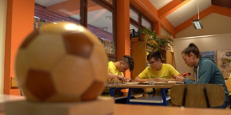 DT Kreativci izrađuju drvenu nogometnu loptu