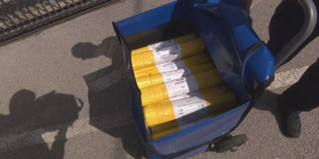 Poštari donose vrećice za smeće (Foto: Dnevnik.hr) - 2