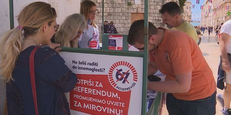 Potpisivanje na referendumu (Foto: Dnevnik.hr) - 1