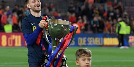 Ivan Rakitić slavi naslov (Foto: AFP)