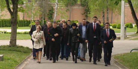Izaslanstvo SDP-a na groblju (Foto: Dnevnik.hr)
