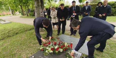 Postavljanje cvijeća na grob Račana (Foto: Dnevnik.hr)