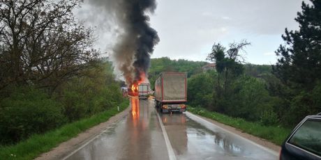 Sudar kamiona i autobusa u mjestu Barlovo u Srbiji (Foto: Telegraf.rs) - 2