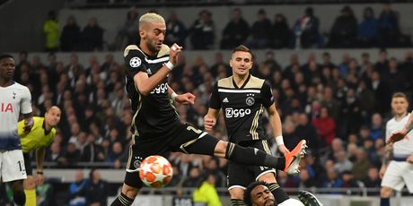 Danny Rose i Hakim Ziyech u duelu (Foto: AFP)