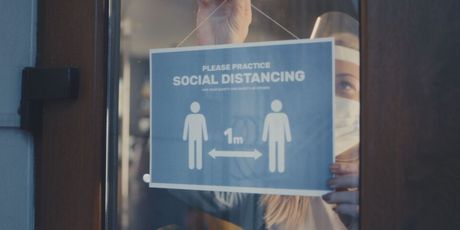 Znak za održavanje socijalne distance
