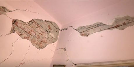 Kuća oštećena u potresu - 3