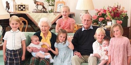 Kraljica Elizabeta i princ Philip s praunučadi