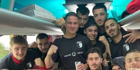 Franjo Ivanović i Noa-Gabriel Šimić slave naslov prvaka jugozapadne Njemačke s Augsburgom