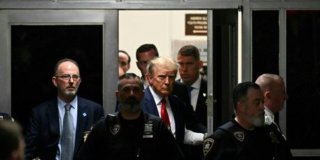 Trump ulazi u sudnicu