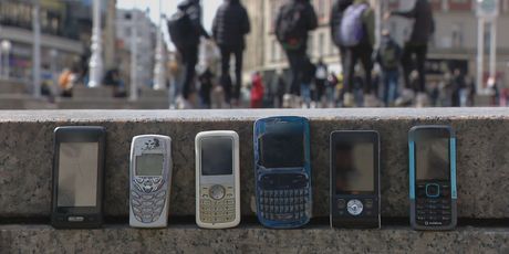 Ilustracija, 50 godina mobitela - 2