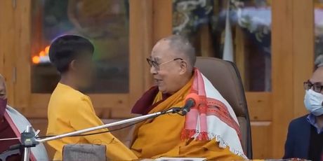 Dalaj Lama šokirao ponašanjem na snimci - 1