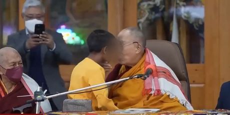 Dalaj Lama šokirao ponašanjem na snimci - 2