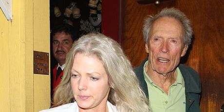 Clint Eastwood i Christina Sandera - 4