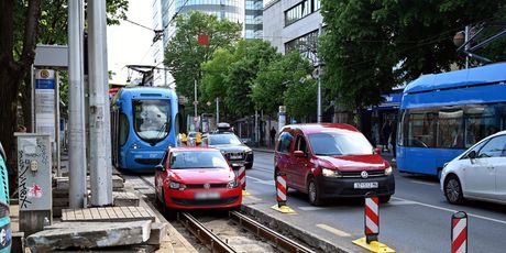 Automobil je upao u tramvajske tračnice na Savskoj cesti u Zagrebu - 8