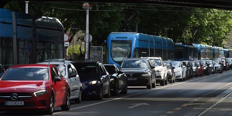 Automobil je upao u tramvajske tračnice na Savskoj cesti u Zagrebu - 10