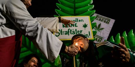 Pušači marihuane pozdravili legalizaciju kanabisa u Njemačkoj - 1