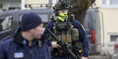 Finska policija ispred osnovne u kojoj su tri maloljetne osobe ozlijeđene u pucnjavi