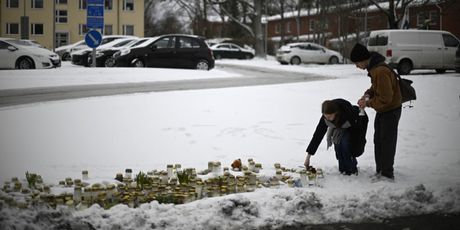 Svijeće i cvijeće za žrtve pucnjave u školi Viertola u Finskoj