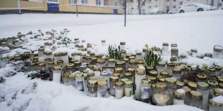 Svijeće i cvijeće za žrtve pucnjave u školi Viertola u Finskoj