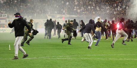 Torcida upala na teren