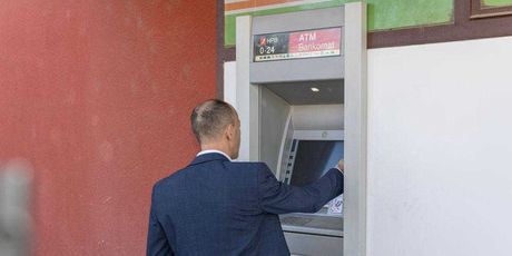 Župan Ličko-senjske županije Ernest Petry prisustvovao puštanju bankomata u promet - 2