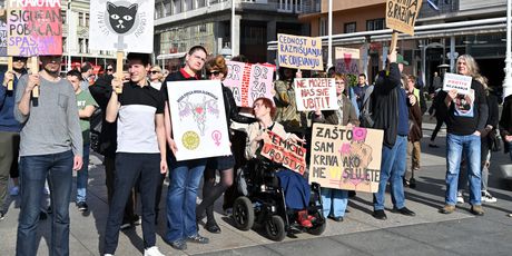Prosvjed protiv molitelja na zagrebačkom Trgu bana Jelačića - 2