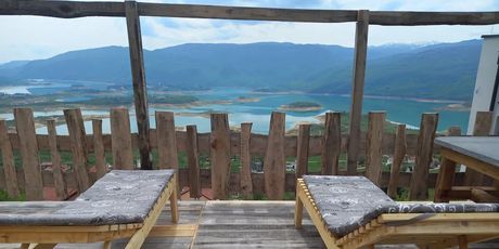 Drvena kuća s pogledom na Ramsko jezero u Hercegovini - 7