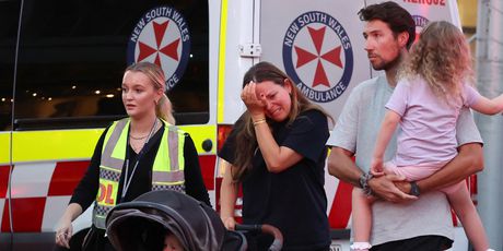 U trgovačkom centru u Sydneyju muškarac je napadao prolaznike nožem, ubila ga je policija - 11