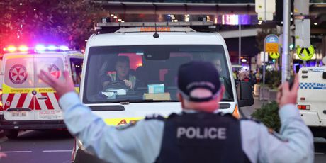U trgovačkom centru u Sydneyju muškarac je napadao prolaznike nožem, ubila ga je policija - 12